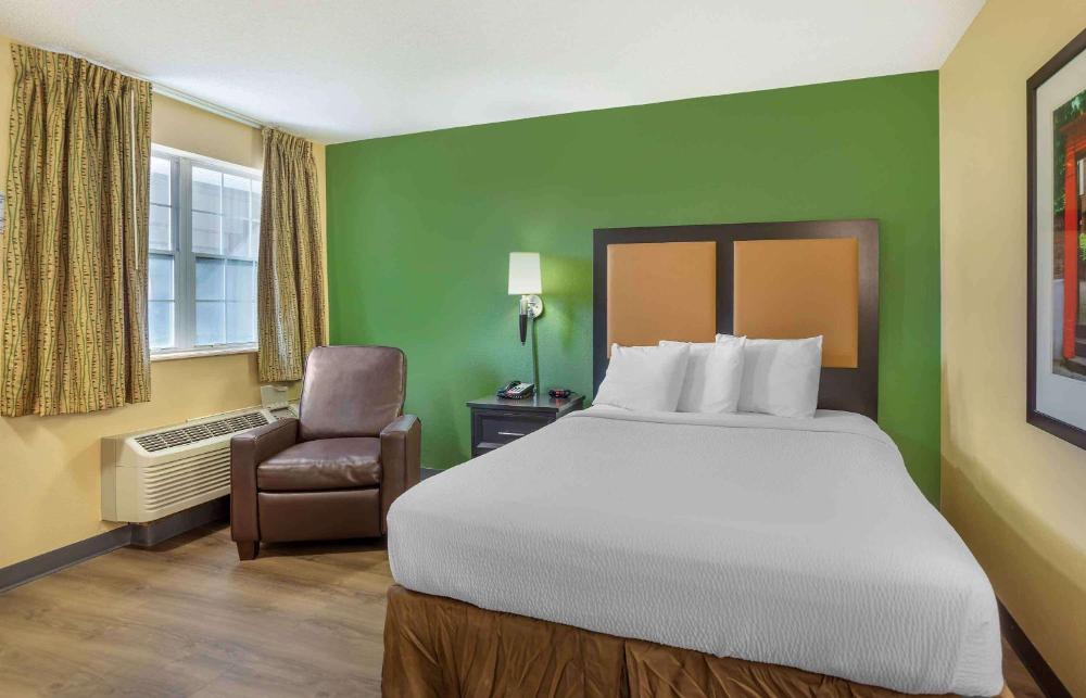 Queen Studio with One Queen Bed - Disability Access/Non-Smoking interior